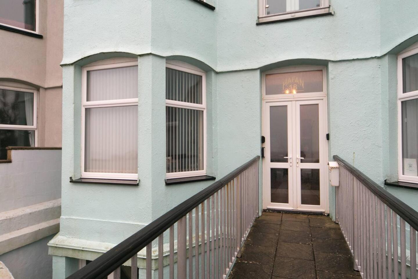 Pass The Keys Hafan Stylish 2 Bedroom Sea View Apartment Pwllheli Extérieur photo